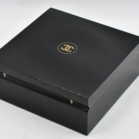 Chanel Black Sublimage Lacquered Magnetic Jewelry/Makeup Box - Picture 5 of 7